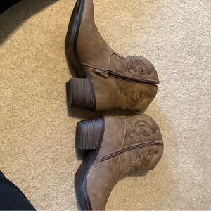 Global Win Tan Ankle Boots with Embroidery